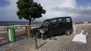 Uma pessoa morreu hoje de manhã na sequência do despiste do veículo ligeiro onde seguia na Estrada Nacional (EN) 6, conhecida como avenida Marginal de Cascais, no distrito de Lisboa, 24 de agosto de 2026. MANUEL DE ALMEIDA/LUSA