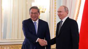epa13319922 Russian President Vladimir Putin (R) welcomes Chinese Premier Li Qiang before a meeting at the Constantine Palace in Strelna, a suburb of St. Petersburg, Russia, 21 October 2026.  EPA/GAVRIIL GRIGOROV/SPUTNIK/KREMLIN / POOL MANDATORY CREDIT