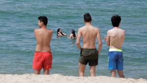Turistas na praia onde sem sol e com poucos banhistas, a época balnear arrancou hoje com mais gente na marginal e nas esplanadas do que na praia da Nazaré, onde não falta espaço para cumprir distâncias de segurança, Nazaré, Leiria, 6 de junho de 2020. Com algumas nuvens a toldar o sol e a tornar a praia menos convidativa, era na marginal da Nazaré que manhã cedo se concentrava o movimento, com passeantes e atletas a cruzarem-se no passeio largo. PAULO CUNHA /LUSA