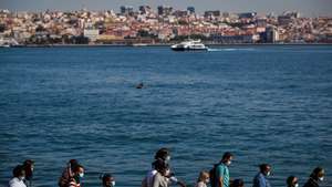 Passageiros chegam de Lisboa à estação de Cacilhas, em Almada