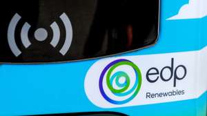 Logótipo da A EDP Renováveis (EDPR), no primeiro parque misto de produção de energias renováveis, que combina aerogeradores com painéis solares, Santo Estêvão, Sabugal, 12 de janeiro de 2023. A EDP Renováveis (EDPR) anunciou hoje a ligação à rede do seu primeiro projeto híbrido a nível global e o primeiro da Península Ibérica, no Sabugal, que combina produção de energia eólica e solar num único local. MIGUEL PEREIRA DA SILVA/LUSA