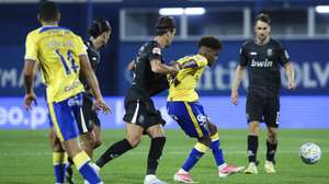 O jogador do Estoril Praia, Fabrício Garcia (2-D), em ação contra o jogador do Arouca, José Fontán (C), durante o jogo da Primeira Liga de Futebol, disputado no Estádio António Coimbra da Mota, no Estoril, Cascais, 07 de setembro de 2025. JOSÉ SENA GOULÃO/LUSA