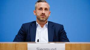 epaselect epa13219313 Top candidate of the far-right Alternative for Germany (AfD) party in Saxony-Anhalt Ulrich Siegmund speaks during a press conference in Berlin, Germany, 07 September 2026. The press conference took place a day after the Saxony-Anhalt state election, where the AfD won the vote by a wide margin.  EPA/CLEMENS BILAN