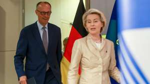 epa12085742 European Commission President Ursula von der Leyen (R) and German Chancellor Friedrich Merz (L) attend a press conference after their meeting in Brussels, Belgium, 09 May 2025.  EPA/OLIVIER HOSLET