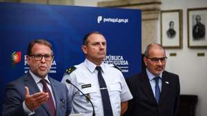 O ministro da Administração Interna, Luís Neves, durante uma conferência de imprensa após uma reunião com as forças de segurança publica e rodoviária com o objetivo delinear e definir medidas de combate à sinistralidade rodoviária, em Lisboa, 12 de agosto de 2026. RODRIGO ANTUNES/LUSA