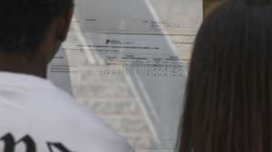 Estudantes consultam as pautas com as notas dos exames da 2.ª fase