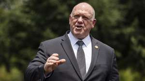 epa13123428 White House Border Czar Tom Homan speaks to reporters about the Immigration and Customs Enforcement (ICE) fatal shooting of an immigrant in Maine outside the West Wing of the White House in Washington DC, USA, 20 July 2026. An ICE agent shot and killed a 26-year-old Colombian man, Johan Sebastian Duran Guerrero, in Biddleford, Maine on 13 July.  EPA/JIM LO SCALZO