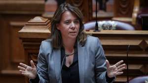 A coordenadora do Bloco de Esquerda (BE), Catarina Martins, intervém durante o debate temático solicitado pelo Governo sobre «Visão estratégica para o Plano de recuperação económica de Portugal 2020-2030" na Assembleia da República em Lisboa, 23 de setembro de 2020. TIAGO PETINGA/LUSA