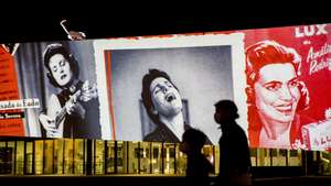 Espetáculo de vídeo mapping "Amália", sobre a fadista Amália Rodrigues, durante o último dia do Festival Santa Casa Alfama, na fachada do Terminal de Cruzeiros de Lisboa, 03 de outubro de2020. JOSÉ SENA GOULÃO/LUSA