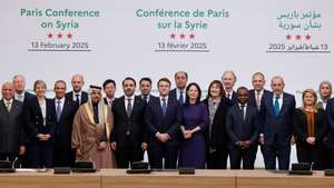 epa11893506 France's President Emmanuel Macron (C), Iraq's Minister of Foreign Affairs Fuad Hussein (L), Canada's Minister of Foreign Affairs Melanie Joly (3-L), Syria's Minister of Foreign Affairs Asaad Hassan al-Shaibani (8-L), Saudi Minister of Foreign Affairs Prince Faisal bin Farhan Al Saud (6-L), Egypt's Minister of Foreign Affairs Badr Abdelatty (4-L), France's Minister for Europe and Foreign Affairs Jean-Noel Barrot (5-L), Germany's Foreign Minister Annalena Baerbock (8-R), Italy's State secretary of the Ministry of Foreign Affairs Maria Tripodi (2-R), Japanese Parliamentary Deputy Minister Hisashi Matsumoto (7-L), Greece's Foreign Minister Giorgos Gerapetritis (4-R) and participants pose for a group photograph during the International Conference on Syria at the Ministerial Conference Center, in Paris, France, 13 February 2025.  EPA/LUDOVIC MARIN / POOL  MAXPPP OUT