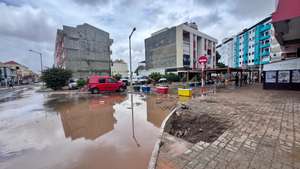 Flooded area caused by heavy rains that fell early this morning on the island of São Vicente in Cape Verde, Praia, 11 August 2025. The mayor of the island of São Vicente, Cape Verde, today described the intensity of the rains that hit the territory as ‘unprecedented,’ causing seven deaths, several missing persons, and ‘damage never before seen in the region.’ BOB LIMA/LUSA