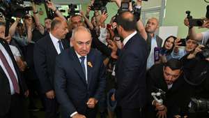 epa13021498 Leader of the Civil Contract party and acting Armenian Prime Minister Nikol Pashinyan (C) casts his vote in parliamentary elections at a polling station in Yerevan, Armenia, 07 June 2026. Voting is taking place at more than 2,000 polling stations. Sixteen parties and two blocs are competing for seats in the National Assembly.  EPA/PHOTOLURE