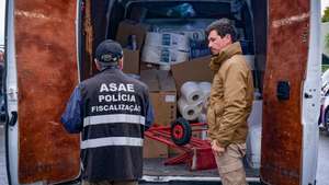 Inspetores da ASAE, durante uma operação de controlo e verificação das condições de Higiene e Segurança Alimentar das mercadorias alimentares (azeite, carnes, pescado, produtos de panificação, etc) em circulação bem como a deteção de eventuais ilícitos relacionados com as mercadorias em trânsito (contrafação, entre outros)  com consequências diretas para o consumidor final realizada no acesso à ponte 25 de Abril, Almada, 3 de Abril de 2025. RUI MINDERICO/LUSA