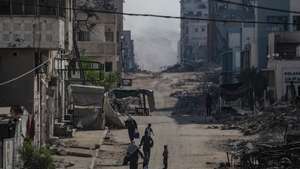 epaselect epa12407999 Internally displaced Palestinians walk as smoke rises following an Israeli air strike during an Israeli military operation in Tal Al Hawa neighbourhood in Gaza City, Gaza Strip, 26 September 2025. More than 65,400 Palestinians have been killed in the Gaza Strip since October 2023, according to the Palestinian Ministry of Health, and about 1,200 Israelis have been killed since the launch of an Israeli military campaign in response to a cross-border attack by Hamas on 07 October 2023.  EPA/MOHAMMED SABER