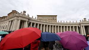 epa09581421 Faithfull attend the Pope Francis' Sunday Angelus prayer in Saint Peter's Square, Vatican City, 14 November 2021.  EPA/RICCARDO ANTIMIANI