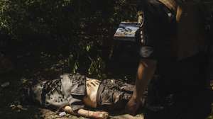 epa10057297 A policeman stands near the body of a man killed following the shelling of a residential area in Kramatorsk city of Donetsk region, Ukraine, 07 July 2022. At least one person was killed and six injured in the shelling, according to the mayor of Kramatorsk, Oleksandr Honcharenko. Russian troops on 24 February entered Ukrainian territory, starting the conflict that has provoked destruction and a humanitarian crisis.  EPA/GEORGE IVANCHENKO ATTENTION EDITORS: GRAPHIC CONTENT