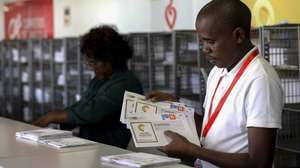 Centenas de envelopes contendo o boletim de voto destinado aos portugueses recenseados em Angola acumulam-se nas prateleiras dos postos dos correios à espera dos eleitores, constatou a Lusa numa ronda em Luanda, Angola, 9 de maio de 2025. a estação central, funcionários ao balcão separam alguns envelopes que vão juntar-se às centenas que estão distribuídas por cestos classificados de A a Z, à espera que os seus destinatários os venham buscar antes de dia 14 de maio, data limite para fazer o levantamento do voto postal. (ACOMPANHA TEXTO). AMPE ROGÉRIO/LUSA