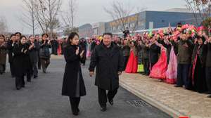 epa12596047 A photo released by the official North Korean Central News Agency (KCNA) on 16 December 2025 shows North Korean leader Kim Jong Un (C-R) and his daughter, Kim Ju Ae (C-L), attending an inauguration ceremony of regional-industry factories and leisure complex in Kangdong County, on the outskirts of Pyongyang, North Korea, 15 December 2025.  EPA/KCNA  EDITORIAL USE ONLY