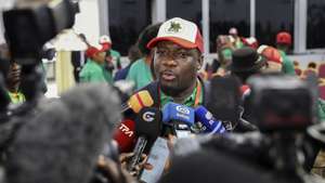 O candidato à presidência da União Nacional para a Independência Total de Angola (UNITA), Rafael Savimbi, fala aos jornalistas durante o XIV Congresso Ordinário da UNITA, sob o lema “Unidos pela alternância, estabilidade e desenvolvimento", em Luanda, Angola, 28 de novembro de 2025. A UNITA inicia hoje o seu XIV Congresso Ordinário, durante o qual será eleito o novo presidente do partido, numa disputa entre a via da continuidade, representada por Adalberto Júnior, recandidato ao cargo, e a mudança, proposta por Rafael Savimbi. AMPE ROGÉRIO/LUSA