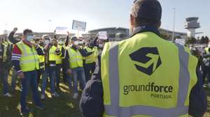 Manifestação de trabalhadores da SPdH/Groundforce, convocada pelo movimento SOS handling, em protesto pelo não pagamento de salários e os despedimentos anunciados, que decorreu junto à torre de controlo / zona ViP do Aeroporto Francisco Sá Carneiro. Maia, 09 de março de 2021. FERNANDO VELUDO/LUSA