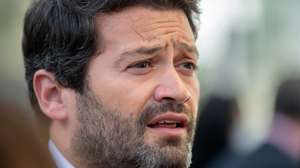 O presidente do Chega, André Ventura, fala aos jornalistas durante a inauguração da nova sede distrital do partido, no Porto, e apresentação dos vários candidatos autárquicos aos municípios do distrito, Porto, 10 de abril de 2021. RUI MANUEL FARINHA / LUSA