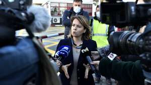 A coordenadora do Bloco de Esquerda (BE), Catarina Martins, fala aos jornalistas durante um encontro com trabalhadores da PSA Citroen, em Mangualde, 15 de novembro de 2021. NUNO ANDRÉ FERREIRA/LUSA