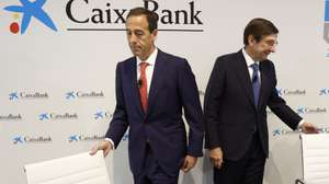 epa09952427 CaixaBank president Jose Ignacio Goirigolzarri (R) and CaixaBank's CEO Gonzalo Gortazar (L) attend a press conference for the presentation of the bank's strategic plan for 2022-2024, in Madrid, Spain, 17 May 2022. CaixaBank will become Spain's biggest bank after the merger with Bankia and La Caixa, which is foreseen, over the course of the plan, to have a profitability of 12 percent and a target of generating capital of approximately nine billion euro.  EPA/JUAN CARLOS HIDALGO