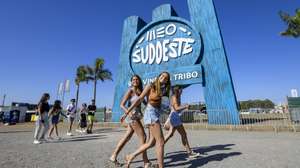 Festivaleiros à chegada para o Festival Sudoeste, na Zambujeira do Mar, Odemira, 02 de agosto de 2022. São milhares os festivaleiros, uns pela primeira vez, outros já repetentes, que por estes dias rumam até à Zambujeira do Mar, em Odemira (Beja), para momentos de convívio e música no regresso do Festival Sudoeste ao litoral alentejano. (ACOMPANHA TEXTO DA LUSA DO DIA 03 DE AGOSTO DE 2022). TIAGO CANHOTO/LUSA