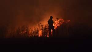 Um bombeiro combate um incêndio na freguesia de Vila Cortês do Mondego, Guarda, 13 de agosto de 2022. De acordo com a página da Autoridade Nacional de Emergência e Proteção Civil, o incêndio está a ser combativo por 1262 operacionais, apoiados por 375 viaturas. NUNO ANDRÉ FERREIRA/LUSA