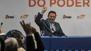 O presidente do PSD, Luís Montenegro, chega para o encerramento da sessão da Academia do Poder Local, que decorre nas instalações do Inatel da Foz do Arelho, em Caldas da Rainha 20 de novembro de 2022. CARLOS BARROSO/LUSA