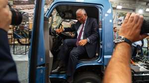 O primeiro-ministro, António Costa, sai de um dos novos veículos eCanter, durante a visita à fábrica e à unidade de produção do eCantero, inserida na apresentação do novo veículo elétrico da Mitsubishi FUSO – eCanter, na Fábrica da Mitsubishi FUSO, no Tramagal, Abrantes, 22 de maio de 2023. O encontro de apresentação do eCanter assinala ainda a produção das 250 mil unidades do modelo Canter, veículos com o selo Made in Europe, produzidos todos os dias, em Portugal, há já quatro décadas. Alinha de produção deste novo veículo elétrico da marca está instalada no Tramagal, município de Abrantes. BRUNO TEIXEIRA PIRES/LUSA