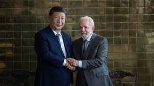 epa11731463 Brazilian President Luiz Inacio Lula da Silva (R) poses with Chinese President Xi Jinping (L) during their meeting in Brasilia, Brazil, 20 November 2024. The two leaders are expected to review the extensive bilateral agenda and the global outlook following their participation in the G20 summit.  EPA/ANDRESSA ANHOLETE