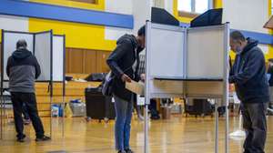 epa10293844 Voters cast their ballots at East Boston High School on election day in Boston, Massachusetts, USA 08 November 2022. The US midterm elections are held every four years at the midpoint of each presidential term and this year include elections for all 435 seats in the House of Representatives, 35 of the 100 seats in the Senate and 36 of the 50 state governors as well as numerous other local seats and ballot issues.  EPA/AMANDA SABGA