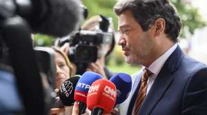 O presidente do Chega, André Ventura, fala com os jornalistas durante o “Porto em Debate: Economia e Tecido Empresarial”, um debate público sobre economia, competitividade e tecido empresarial da região do Porto, 24 de julho de 2026. RICARDO CASTELO/LUSA