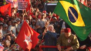 epa13316172 Brazilian President and reelection candidate Luiz Inacio Lula da Silva (C) waves a Brazilian flag during a campaign rally in Porto Alegre, Brazil, 19 October 2026. Brazil will hold a presidential runoff election on 25 October 2026 between Lula and Flavio Bolsonaro.  EPA/RICARDO RIMOLI