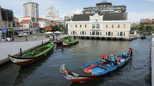 Um barco moliceiro com turistas, durante um passeio no Canal Central da Ria de Aveiro, 3 de maio de 2017. O Canal Central da Ria de Aveiro percorre o centro da parte baixa da cidade, desde o jardim do Rossio até ao antigo edifício da Capitania do Porto de Aveiro. PAULO NOVAIS/LUSA