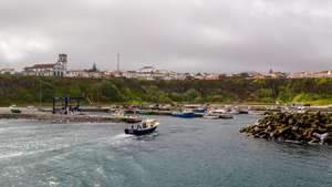 O porto de Rabo de Peixe continua em atividade, mesmo com as regras de confinamento devido à pandemia da covid-19, em Ribeira Grande, ilha de São Miguel, Açores, 07 de abril de 2020. Em Rabo de Peixe, a maior comunidade piscatória dos Açores, a população começa a cumprir as regras do confinamento, mas as ruas enchem-se de homens que continuam a ir ao mar. (ACOMPANHA TEXTO DO DIA 08 DE ABRIL DE 2020). EDUARDO COSTA/LUSA