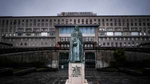 CONJUNTO DE 30 FOTOGRAFIAS: 1-30: Entrada do Hospital de Santa Maria, um dos hospitais onde são tratados doentes com Covid-19, em Lisboa, 6 de abril de 2020. A vida corre contra o tempo nos cuidados intensivos do Hospital Santa Maria, onde estão os doentes mais graves com covid-19, que exigem um acompanhamento constante dos profissionais de saúde, que apesar da adversidade, conseguem manter a serenidade e o espírito de equipa. (ACOMPANHA TEXTO DO DIA 9 DE ABRIL DE 2020) MÁRIO CRUZ/LUSA