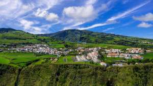 Vista aérea da vila do Nordeste, na ilha de São Miguel, onde está situado lar de idosos da Santa Casa da Misericórdia do Nordeste, que regista até ao momento, 12 casos de infeção por covid-19, tendo o primeiro desses casos ter sido o de uma utente de 88 anos, que contraiu a infeção no Hospital do Divino Espírito Santo, em Ponta Delgada, depois de lhe ter sido transmitida por uma profissional de saúde, e de ter sido a primeira vítima mortal com covid-19 nos Açores, na vila do Nordeste, ilha de são Miguel, Açores, 10 de abril de 2020. No Nordeste, onde foram detetados 12 casos de covid-19 num lar de idosos, as poucas pessoas que se veem na rua confiam que as autoridades fizeram tudo o que era possível para conter a propagação. (ACOMPANHA TEXTO). EDUARDO COSTA/LUSA