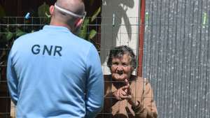 Militares do destacamento da GNR das Caldas da Rainha vigiam 447 idosos que vivem sozinhos ou em isolamento, em tempo de pandemia, os militares reforçam a vigilância e conselhos sobre as medidas preventivas, mas também dos perigos de sair de casa e ainda para o risco de burlas, Valado de Santa Quitéria, Alcobaça 10 de abril de 2020. CARLOS BARROSO/LUSA