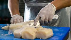 Uma cozinheira prepara comida na cozinha do restaurante D. Bacalhau, em Lisboa, 15 de maio de 2020. Os restaurantes estão autorizados a reabrir ao público, seguindo regras impostas pela Direção Geral de Saúde, a 18 de maio. (ACOMPANHA TEXTO DE 16 DE MAIO DE 2020). JOSÉ SENA GOULÃO/LUSA