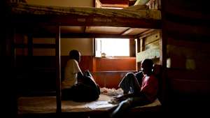 Duas das 38 crianças resgatadas pela Associação dos Amigos da Criança (AMIC) das ruas de Dacar no centro de apoio da associação na cidade de Gabu, Guiné-Bissau, 1 de agosto de 2015. Desde 2005, a AMIC já resgatou de forma organizada 785 crianças guineenses de escolas corânicas no Senegal e já prestou apoio informal ao regresso às famílias de dezenas de outros casos. (ACOMPANHA TEXTO) LUIS FONSECA/LUSA