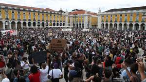 Manifestação antirracista e antifascista "Somos Todos Antifascistas, Somos Todos Antirracistas", em Lisboa, 6 de junho de 2020. A manifestação é organizada pela Frente Unitária Antifascista (FUA) e Plataforma Antifascista Lisboa e Vale do Tejo (PALVT), às quais se juntam diversos movimentos sociais, entre coletivos, iniciativas antirracistas, antifascistas e estudantis, como o SOS Racismo, o coletivo Consciência Negra e a Brigada Estudantil. MANUEL DE ALMEIDA/LUSA