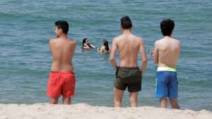 Turistas na praia onde sem sol e com poucos banhistas, a época balnear arrancou hoje com mais gente na marginal e nas esplanadas do que na praia da Nazaré, onde não falta espaço para cumprir distâncias de segurança, Nazaré, Leiria, 6 de junho de 2020. Com algumas nuvens a toldar o sol e a tornar a praia menos convidativa, era na marginal da Nazaré que manhã cedo se concentrava o movimento, com passeantes e atletas a cruzarem-se no passeio largo. PAULO CUNHA /LUSA