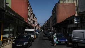 Uma pessoa após fazer as suas compras na Pontinha, Odivelas, 24 de junho de 2020. O governo determinou medidas mais restritivas para a Área Metropolitana de Lisboa devido ao aumento dos casos de covid-19. Odivelas é um dos concelhos onde todas as freguesias encontram-se com vigilância mais apertada. (ACOMPANHA TEXTO DA LUSA DO DIA 25 DE JUNHO DE 2020). MÁRIO CRUZ/LUSA
