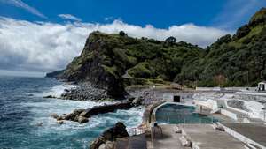 Um popular limpa uma piscina junto à praia no concelho do Nordeste, Ilha de São Miguel, Açores, 18 de maio de 2020.  O concelho do Nordeste foi último do país a sair da cerca sanitária por causa da covid-19. EDUARDO COSTA /LUSA