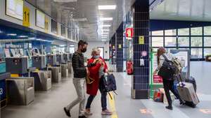 Passageiros fazem o 'check-in' no aeroporto de Ponta Delgada, no dia em que a companhia de aviação SATA Air Açores retoma gradualmente as ligações interilhas, em Ponta Delgada, ilha de São Miguel, Açores, 29 de maio de 2020, A operadora aérea reiniciará com uma operação reduzida, contando com a realização de um voo diário para todas as ilhas do Arquipélago, com exceção da ilha do Corvo, que terá ligações aéreas à segunda-feira, quarta-feira e sexta-feira, após terem sido suspensas devido à covid-19. EDUARDO COSTA/LUSA