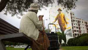 Um mural com a imagem de Fernando Pessoa, da autoria de Odeith, na fachada de um prédio da Amadora, 27 de agosto de 2018. A Amadora ganhou este verão cinco novos murais, no âmbito do projeto “Conversas na Rua”, que se juntam aos mais de cem existentes na cidade e registados num mapa disponível online. (ACOMPANHA TEXTO DE 01 DE SETEMBRO DE 2018). MANUEL DE ALMEIDA/LUSA