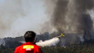 Um avião de combate a fogos faz uma descarga no incêndio que deflagrou na madrugada de domingo no Parque Natural das Serras de Aire e Candeeiros (PNSAC), em Porto de Mós, 07 de setembro de 2020. RUI MIGUEL PEDROSA/LUSA