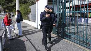 Agente João Cunha (E) e Antero Correia (D) da PSP/Escola Segura numa ação de fiscalização a alunos junto à Escola Secundária do Restelo. Lisboa, 22 de janeiro de 2020. ( ACOMPANHA TEXTO DE 30 DE JANEIRO DE 2020) MIGUEL A. LOPES/LUSA